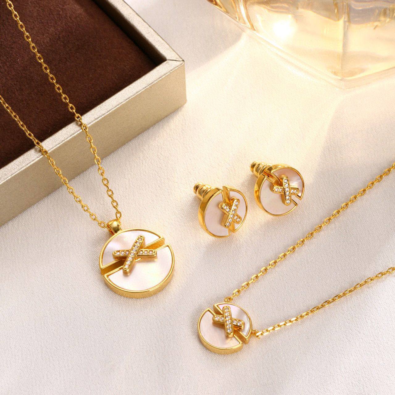 Choumet SET
NECKLACE
BRACELET
EARRINGS
130 DHS🪙🌨️
With BOX And Paper Bag
🎁🎁🎁
Zain89
♥️♥️♥️