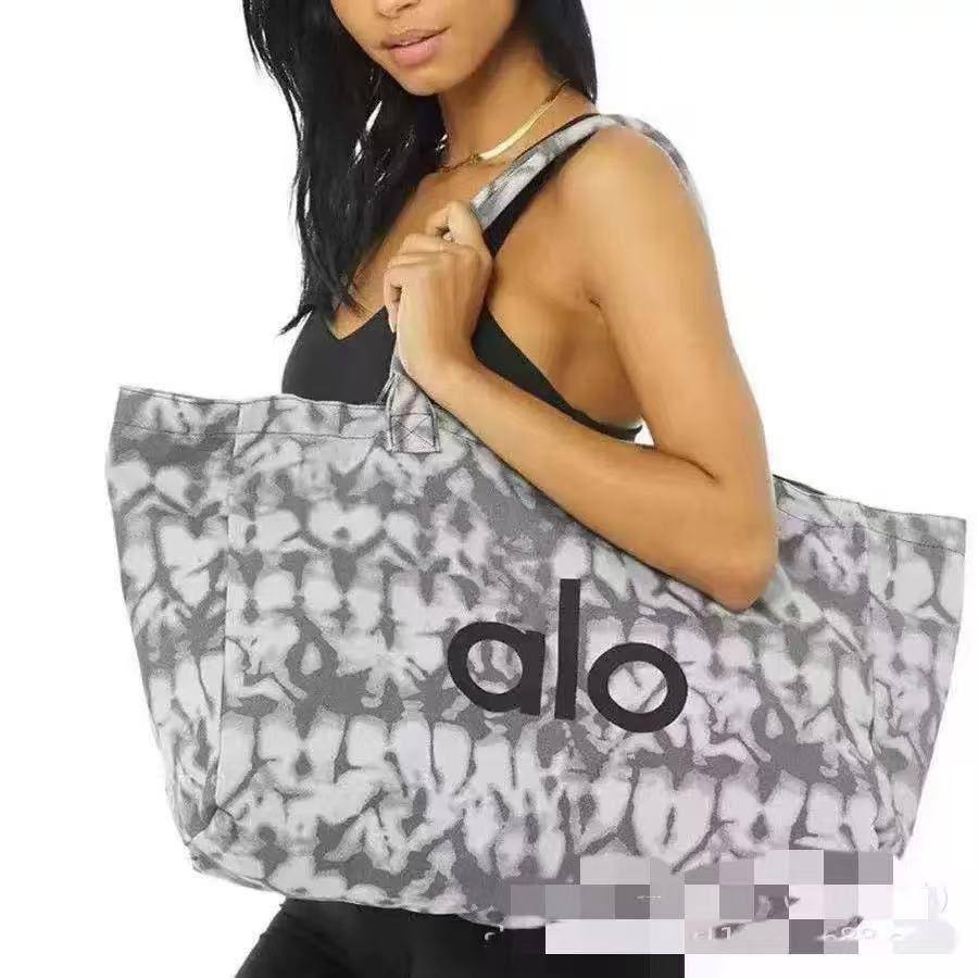 🪂 ALO Fitness bag with zipper
Good quality
Size : 50 ~ 45 * 25 cm
70 dhs🌺
Zain115
♥️♥️♥️
