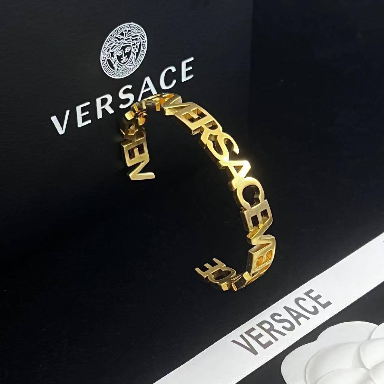 Versace Bangle Master
60 dhs🪙💕
With Box And Paper Bag
🎁🎁🎁
Zain89
♥️♥️♥️