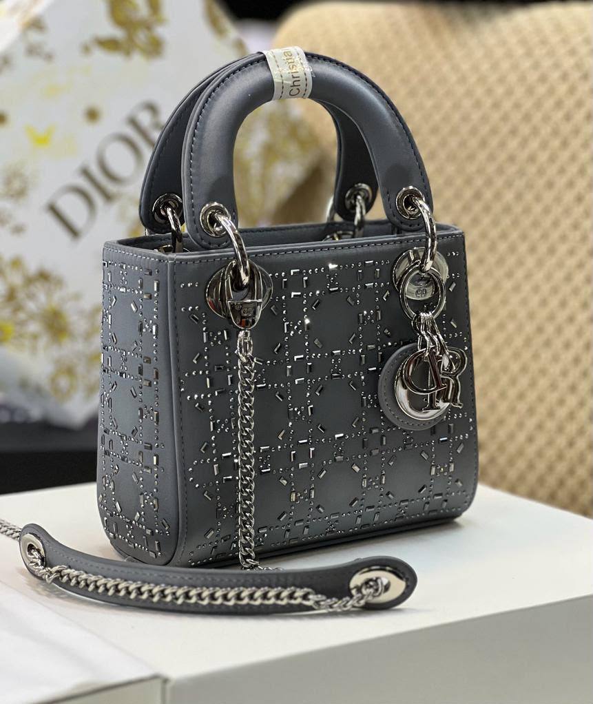 Dior Stone Bag
17Cm
With Box
270 dhs 🇦🇪🇦🇪
Zain131
♥️♥️♥️