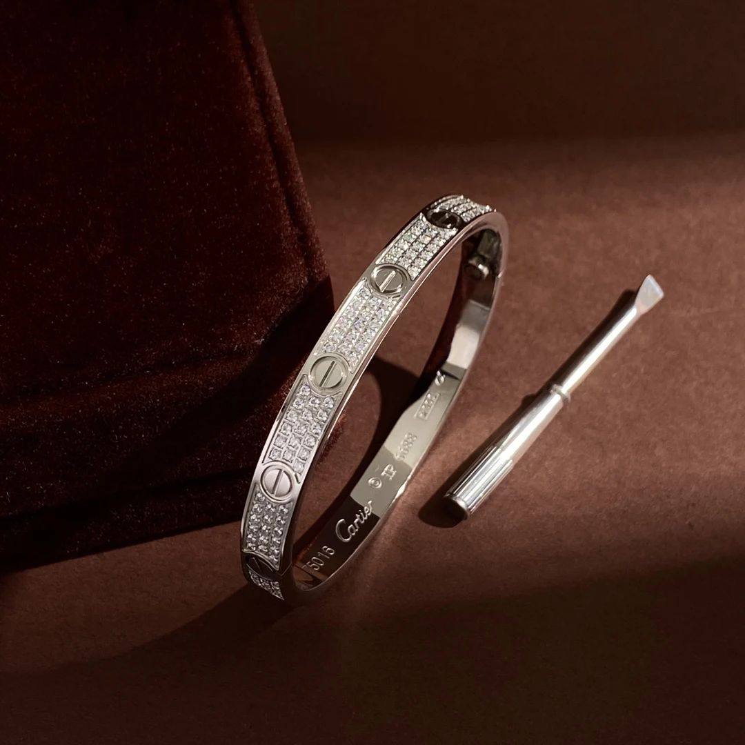 Cartier Bangle ❤️🔥*
Master quality 💯
Size available 👇
16,17,18,19
With normal boxes 📦
75 dhs❣️
With master box 🗃️
125 dhs❣️
Zain216
♥️♥️♥️