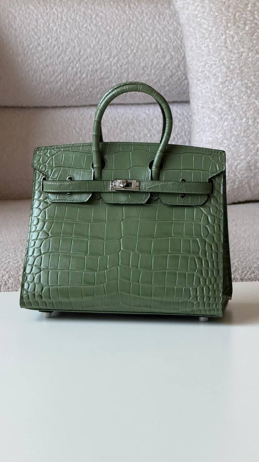 Hermes
Birkin croc 25cm💕master quality😍with box❤️
750 dhs✅
Zain52
♥️♥️♥️