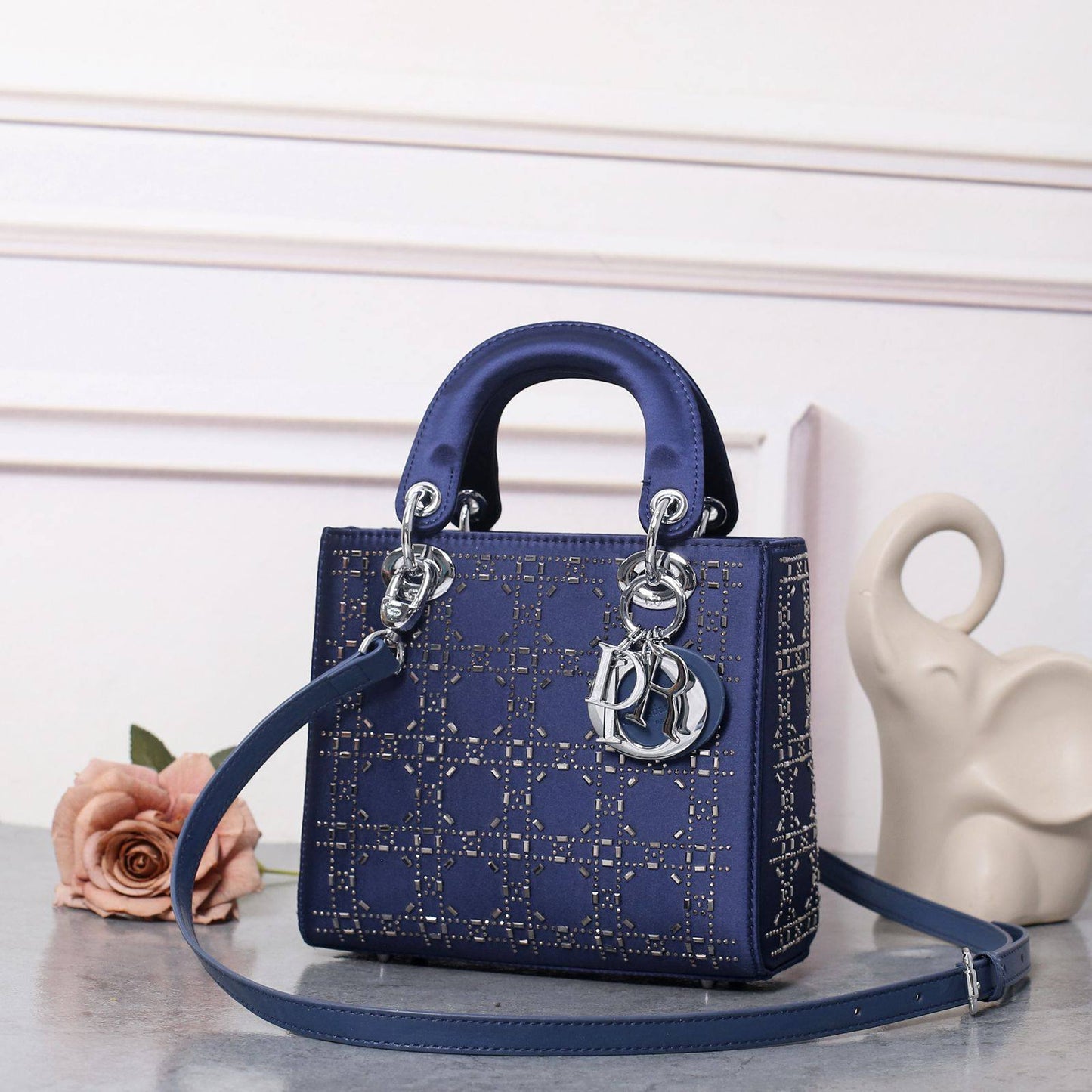Dior
Best quality
Withbox
🎁🎁🎁
120 dhs🌺
size 18cm
Zain158
♥️♥️♥️