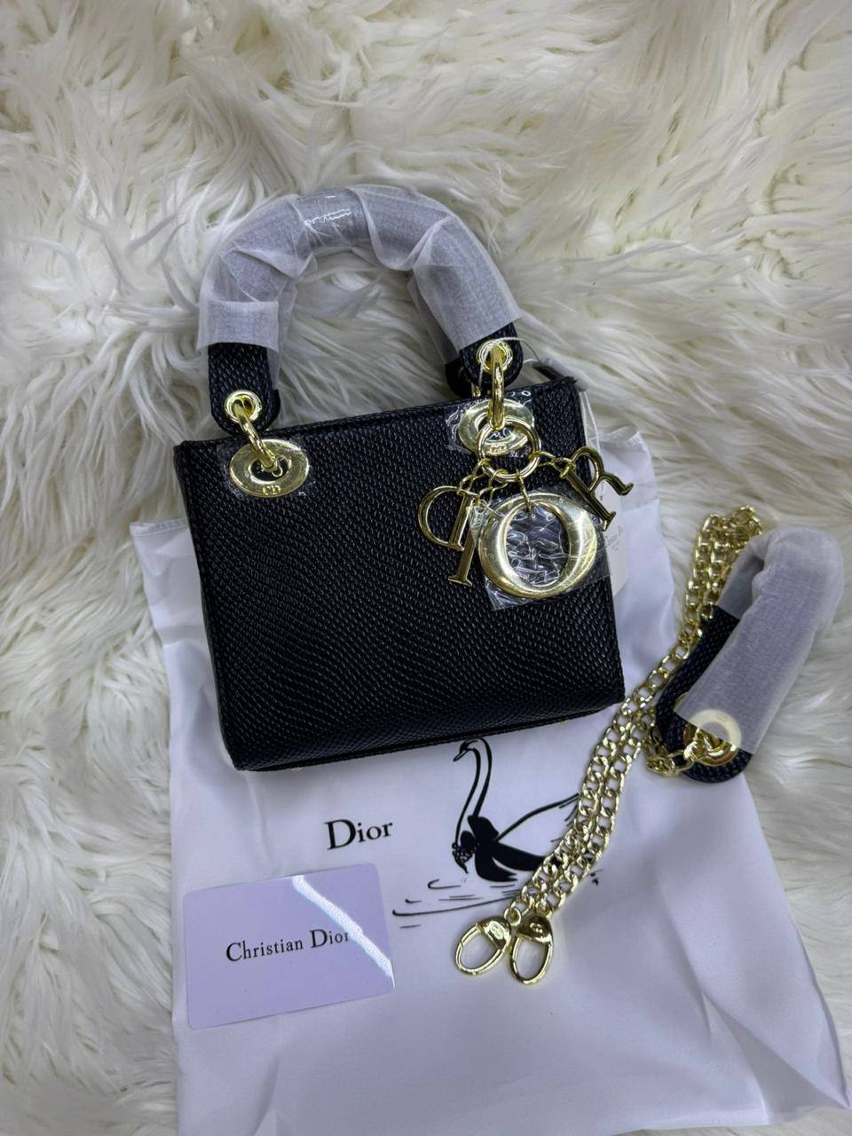 Lady Dior
First quality +🎁
Size : 18 * 14 * 7 cm
95 dhs🇦🇪🇦🇪
with box 🎁
Zain115
♥️♥️♥️