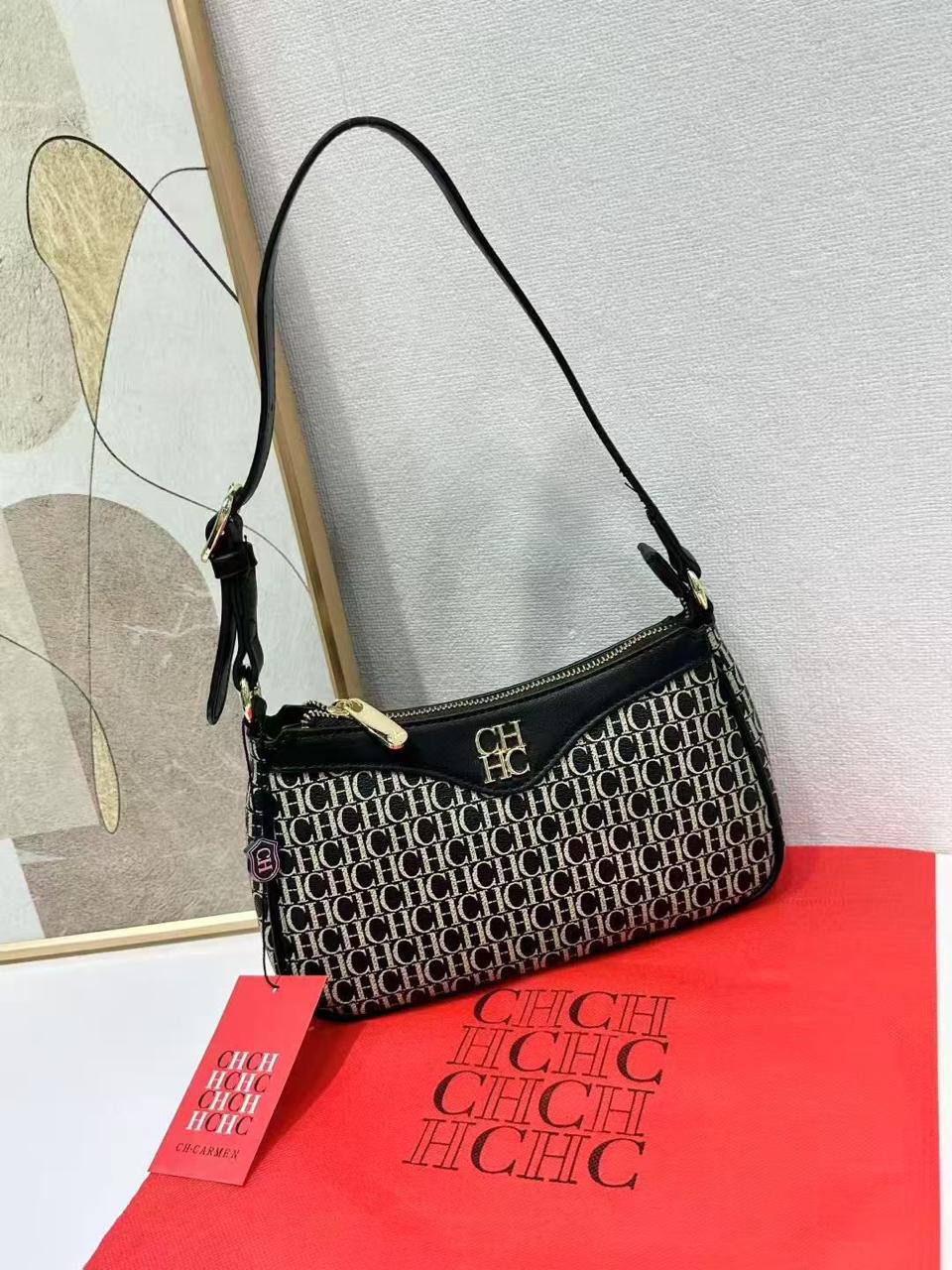 🌹 CHCH hobo
1️⃣ First quality +🎁
Size : 24 * 15 cm
75 dhs✅
with box 🎁
Zain115
♥️♥️♥️