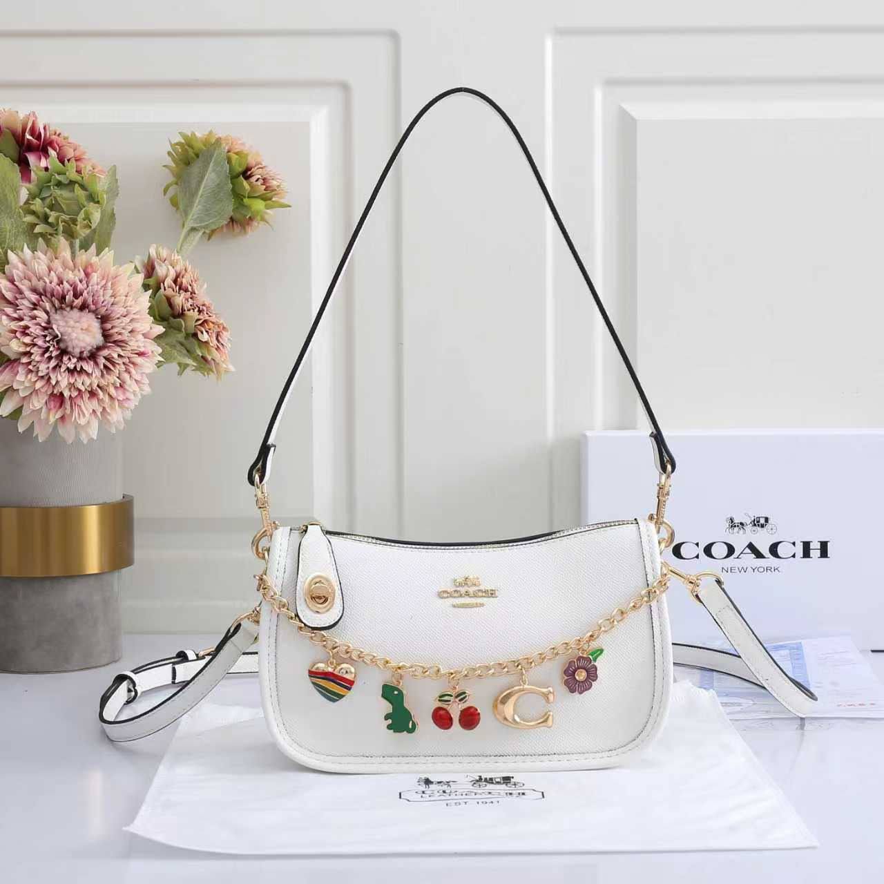 Coach
Best quality
with box’s
🎁🎁🎁
85 dhs✅
size 23 cm
Zain290
♥️♥️♥️
