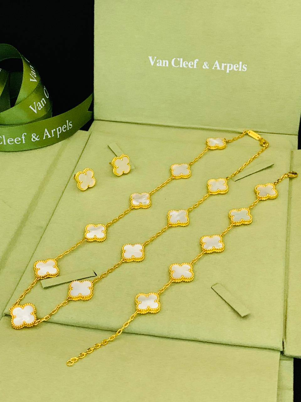 VANCLEAF SET
MASTER✨💫
10 FLOWER NECKLACE
5 FLOWER BRACELET
1 FLOWER EARRINGS
WITH NORMAL BOX AND PAPER BAG🛍️🎁
230 DHS✨💫
ALL COLORS AVAILABLE
Zain89
♥️♥️♥️