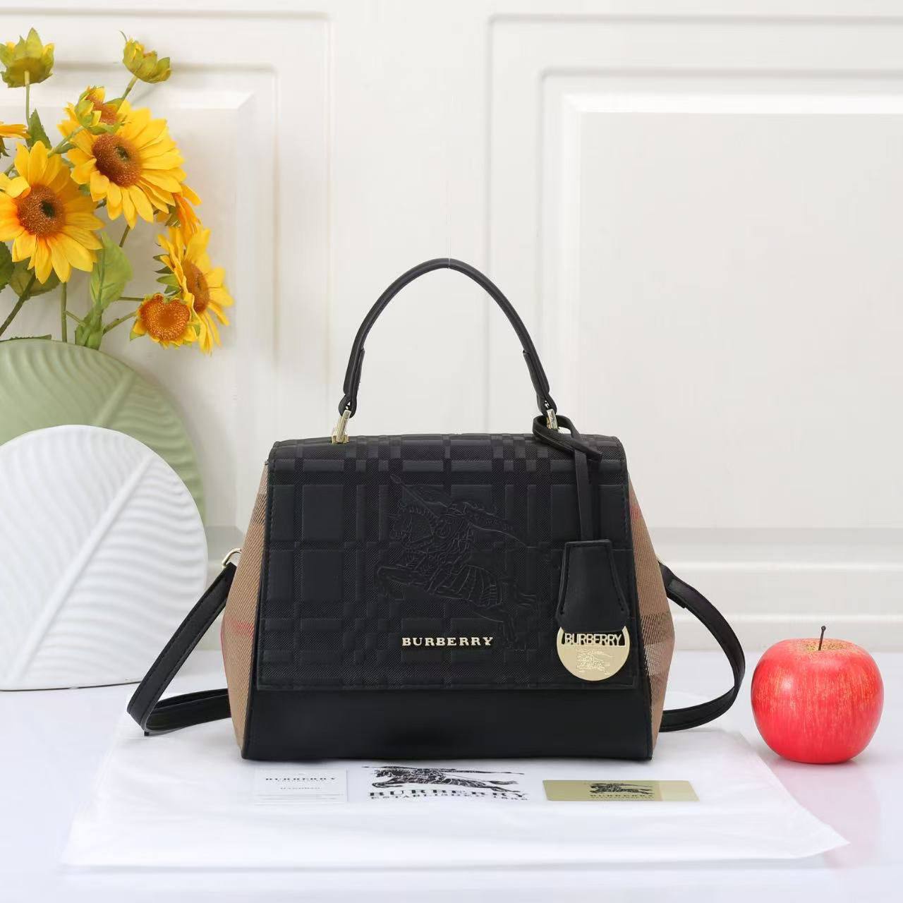 Burberry
Good Quality
With Small Wallet
105 dhs❣️
Zain250
♥️♥️♥️