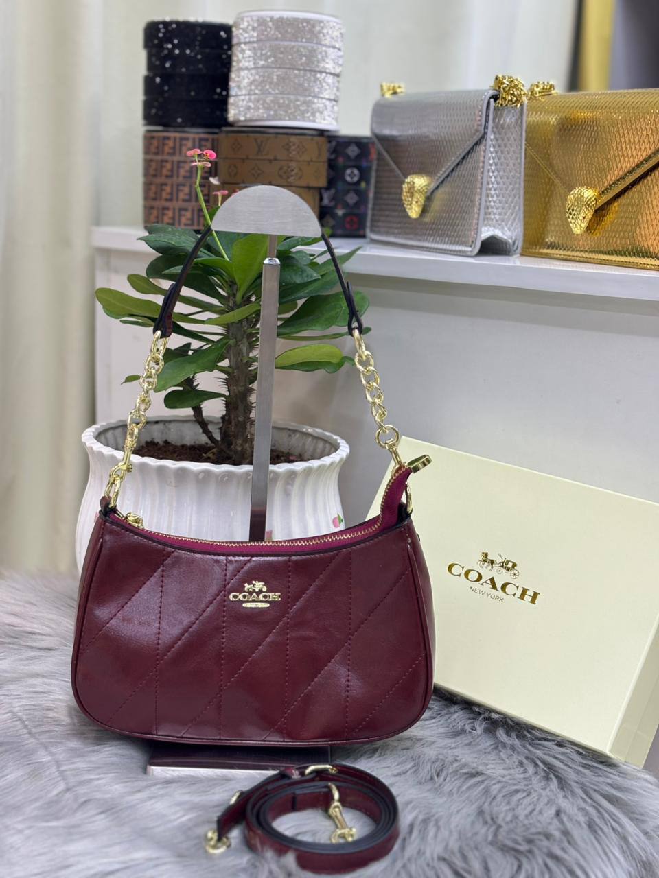 COACH
SIZE ……… 24 CM 🥰
85 dhs❣️
with BOX🌷
Zain51
♥️♥️♥️