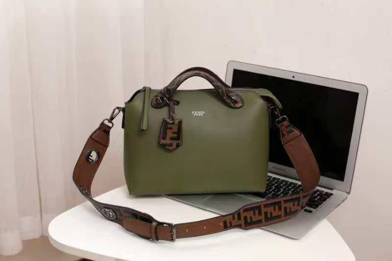 Fendi
Best quality
With box’s
🎁🎁🎁
115 dhs🪙🌨️
size 27cm
Zain158
♥️♥️♥️