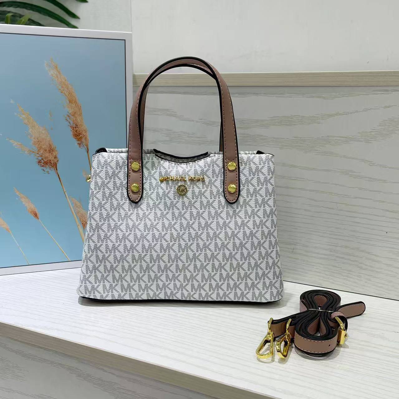 Celine - MK
90 dhs🪙🌨️
With box
🎁🎁🎁
Zain35
♥️♥️♥️