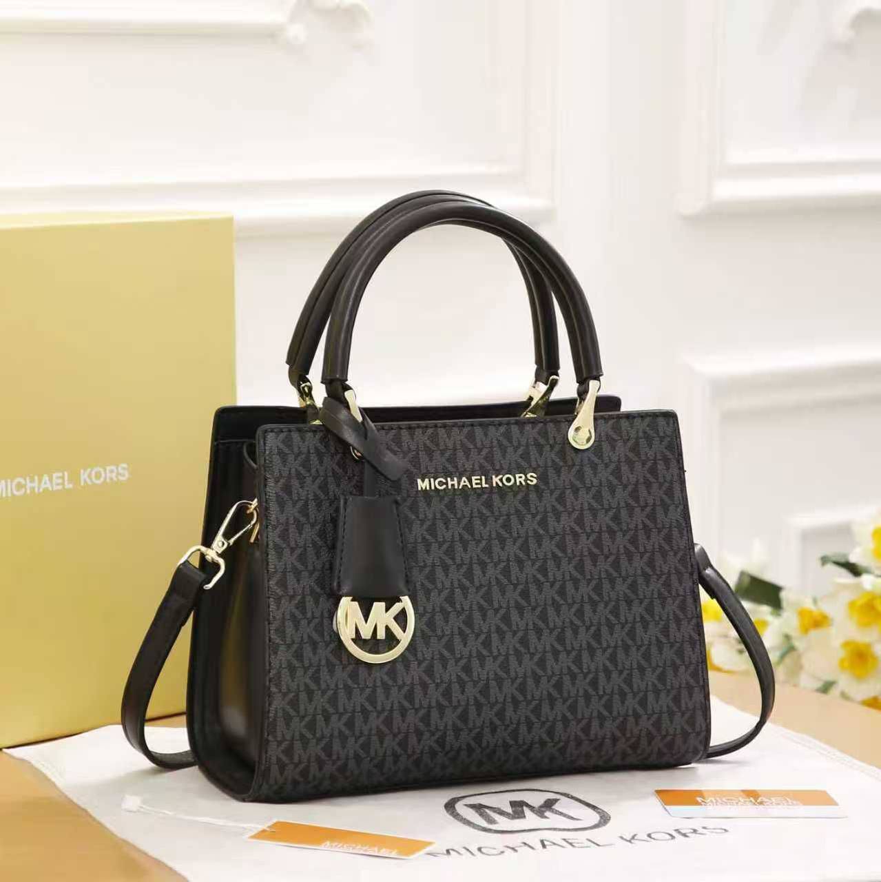 MK
Good Quality
With Box
🎁🎁🎁
100 dhs✅
Zain250
♥️♥️♥️