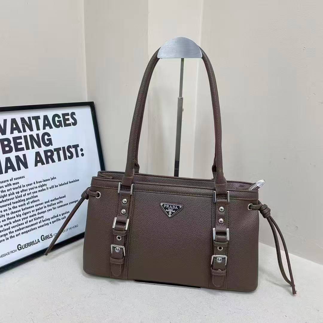 PRADA
115 dhs✅
Size 34 cm
Zain161
♥️♥️♥️