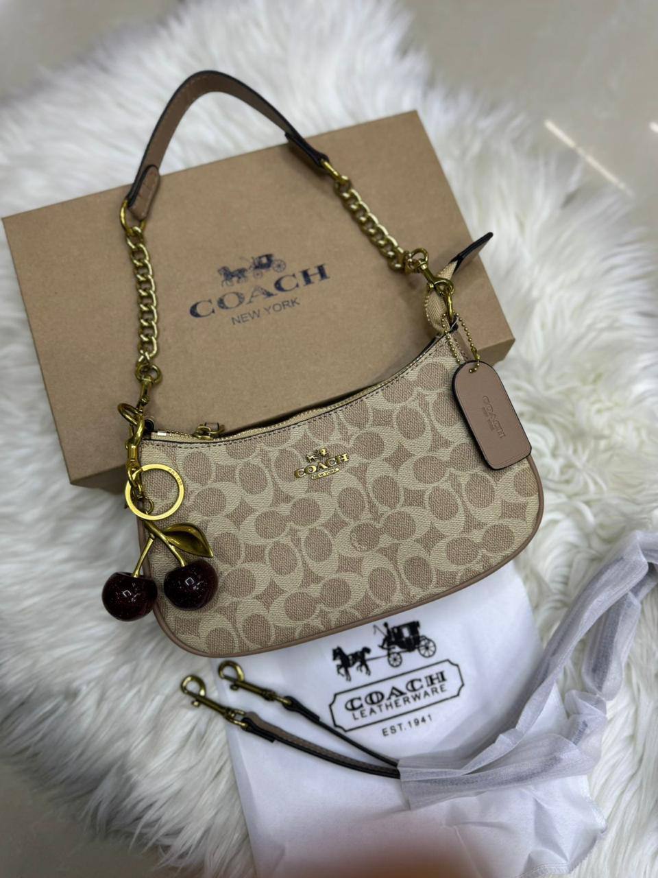 💖 Emporio Armani
1⃣️ First quality
Size: 23 * 19 cm
90 dhs🌺
Zain115
♥️♥️♥️
