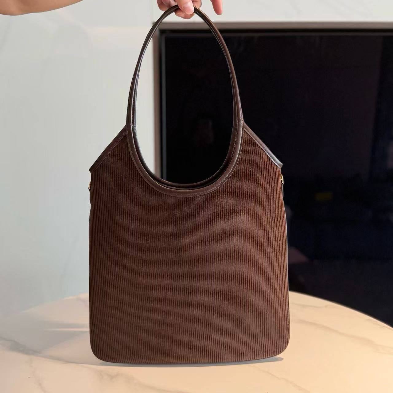 *Miu Miu Ivy corduroy✅*
*Size 35 cm*
For Price 👇 WTSP Text Zain 0568585901
Zain274
♥️♥️♥️