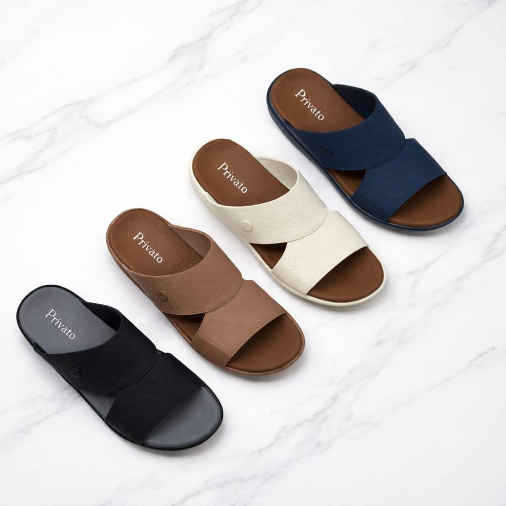 slippers for men good quality with box and paper bag size available (40to46) 6to12)
180 dhs❣️
Zain59
♥️♥️♥️