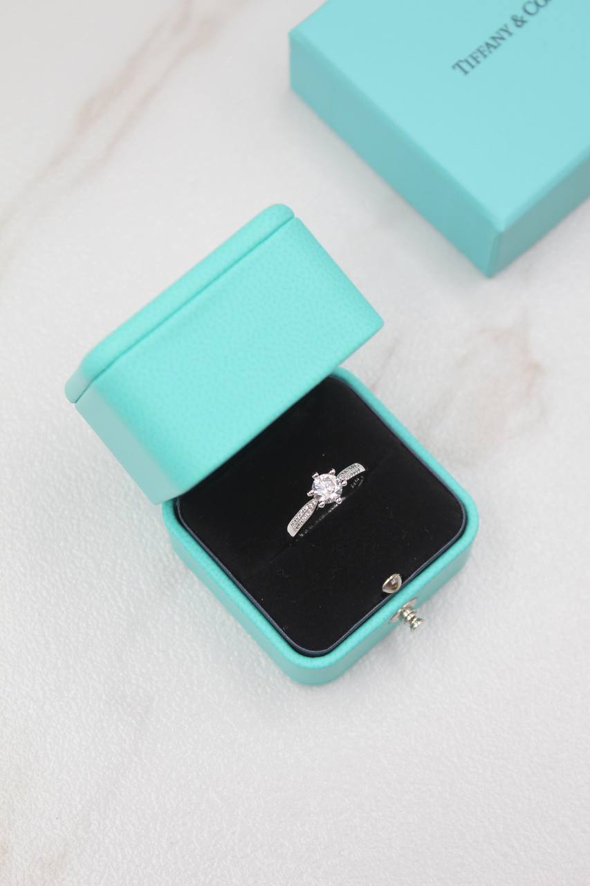 *Tiffany & Co.*♥️
* *New Collection*
* The Tiffany®️ Setting
Engagement Ring in Platinum
🆕🎉🥳🎊🆕
↗️ *Super Master Quality ®️*
For Price 👇 WTSP Text Zain 0568585901
Zain106
♥️♥️♥️