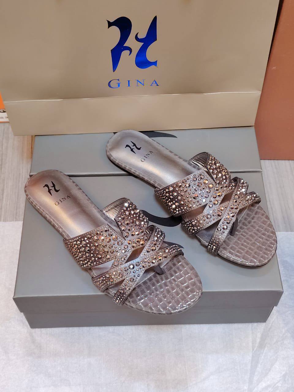 GINA Flat Slipper,
New Arrived,
Size 36 To 41
100 dhs🪙🌨️
Zain120
♥️♥️♥️
