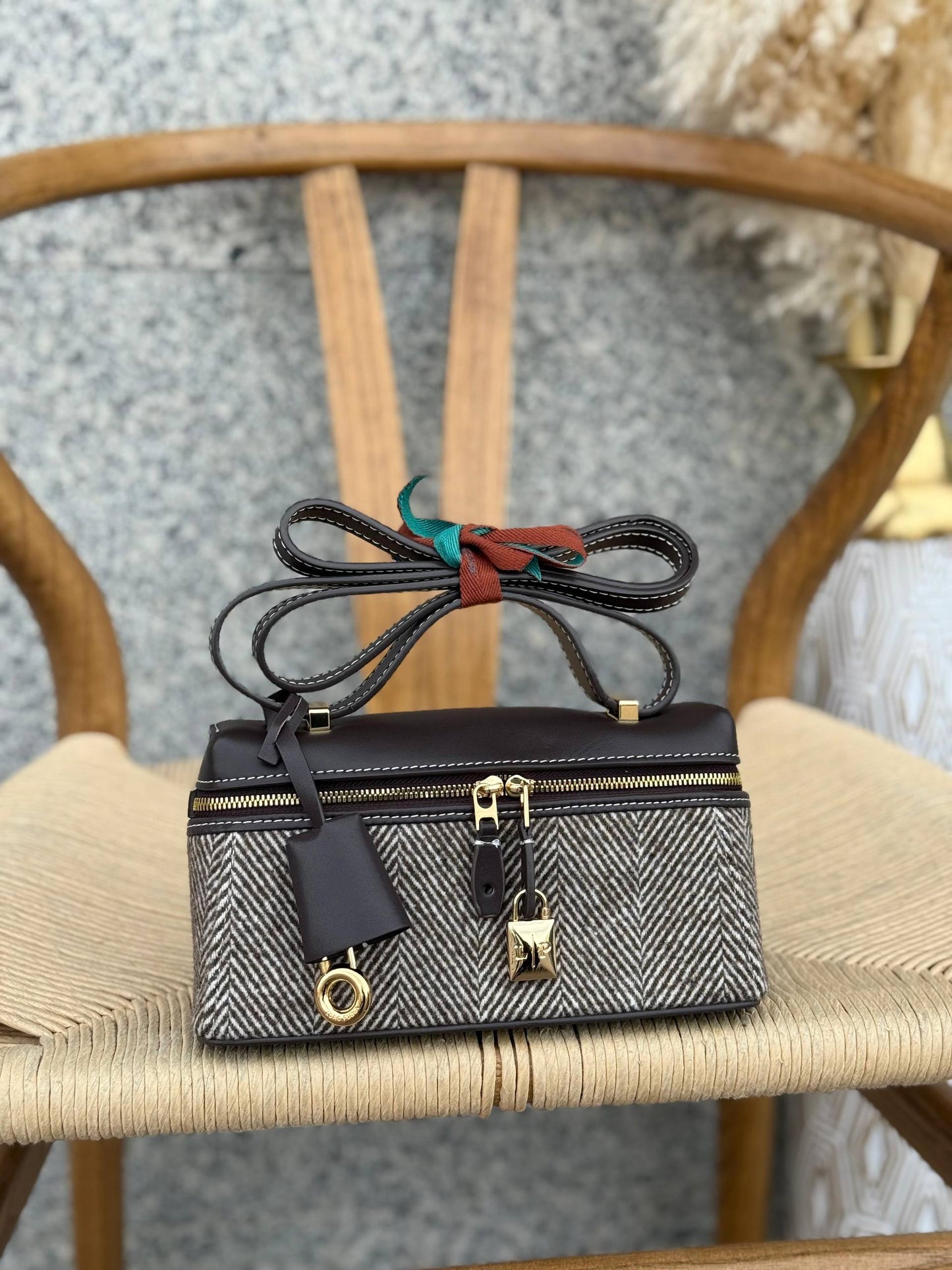 Available again✨✨✨
LORO PIANA
20cm
330 dhs🪙🌨️
Top quality
With box🎁
Zain167
♥️♥️♥️