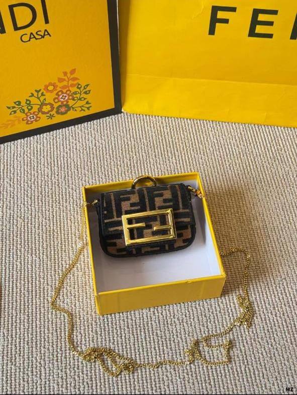 FENDI
Keychain Nano Baguette
Master quality
11cm
with box🎁🎁🎁
120 dhs❤️
Zain95
♥️♥️♥️