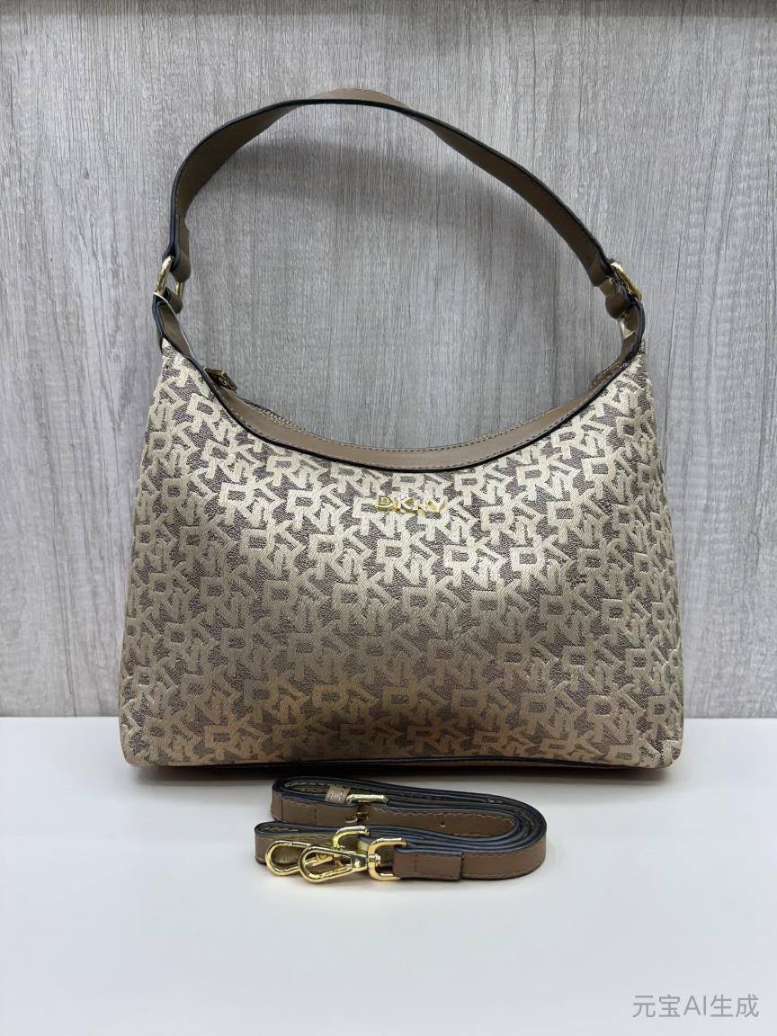 DKNY
Size 30×23cm
95 dhs🪙💚
Zain04
♥️♥️♥️