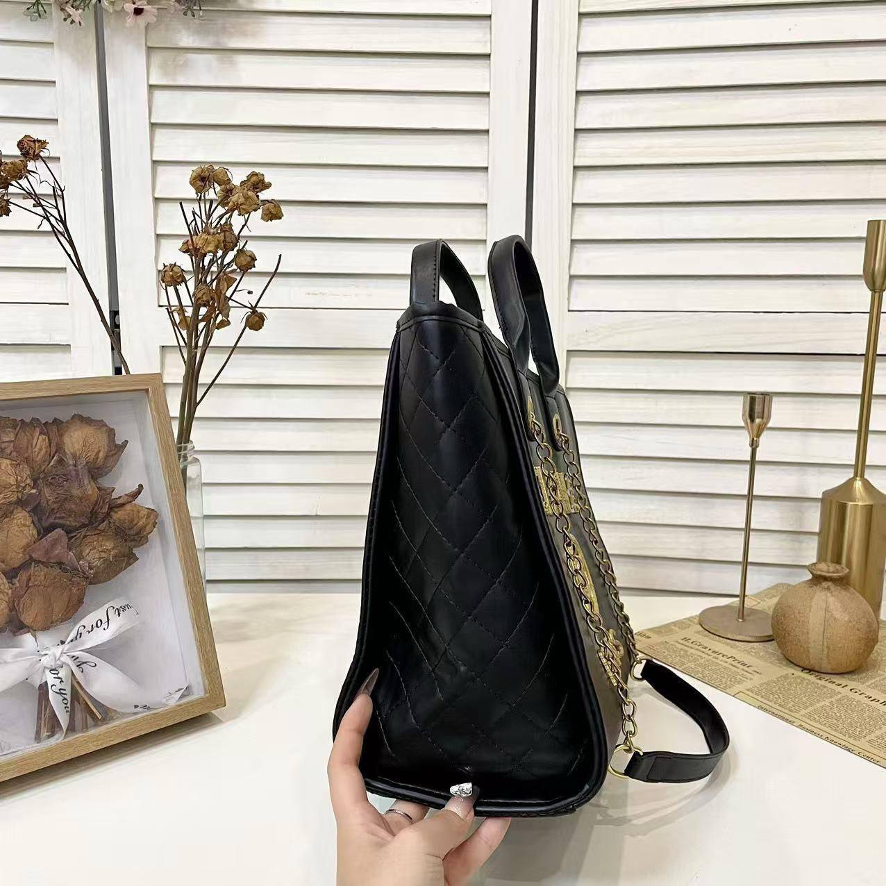 Chanel
33*27*13 cm
80 dhs🪙🌨️
Zain17
♥️♥️♥️