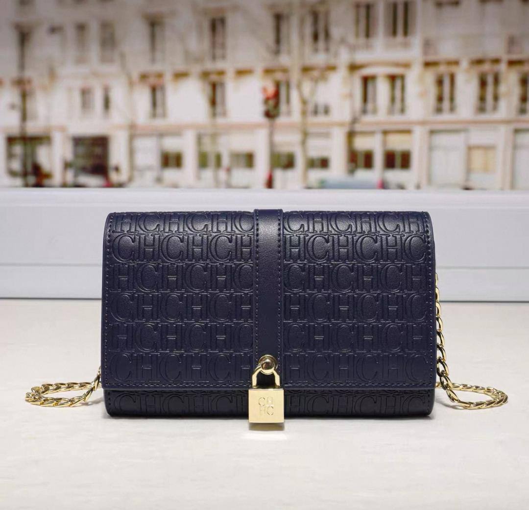 CH
95 dhs🪙
size:19.5×12.5×5cm
Good quality
with box
🎁🎁🎁
Zain39
♥️♥️♥️