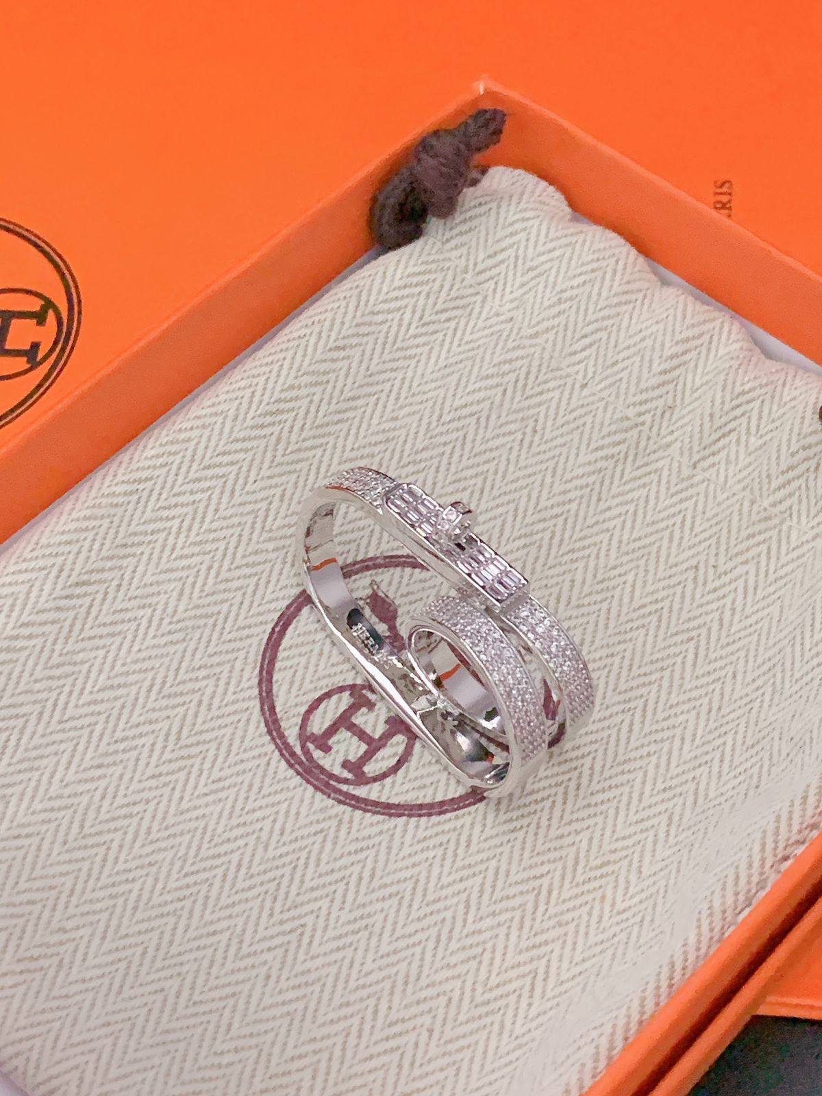 HERMES RING
✨✨✨✨✨✨✨✨
65 dhs❣️
*WITH NORMAL BOX AND PAPER BAG*
*Master Quality*✨✅
💫💫💫💫💫💫💫
*GOLD*
*SILVER*
*ROSE GOLD*
Zain89
♥️♥️♥️