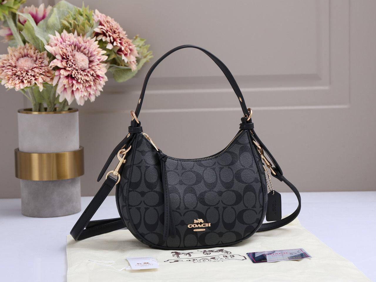 Coach
Best quality with box’s
100 dhs✅
size 21 cm
Zain290
♥️♥️♥️