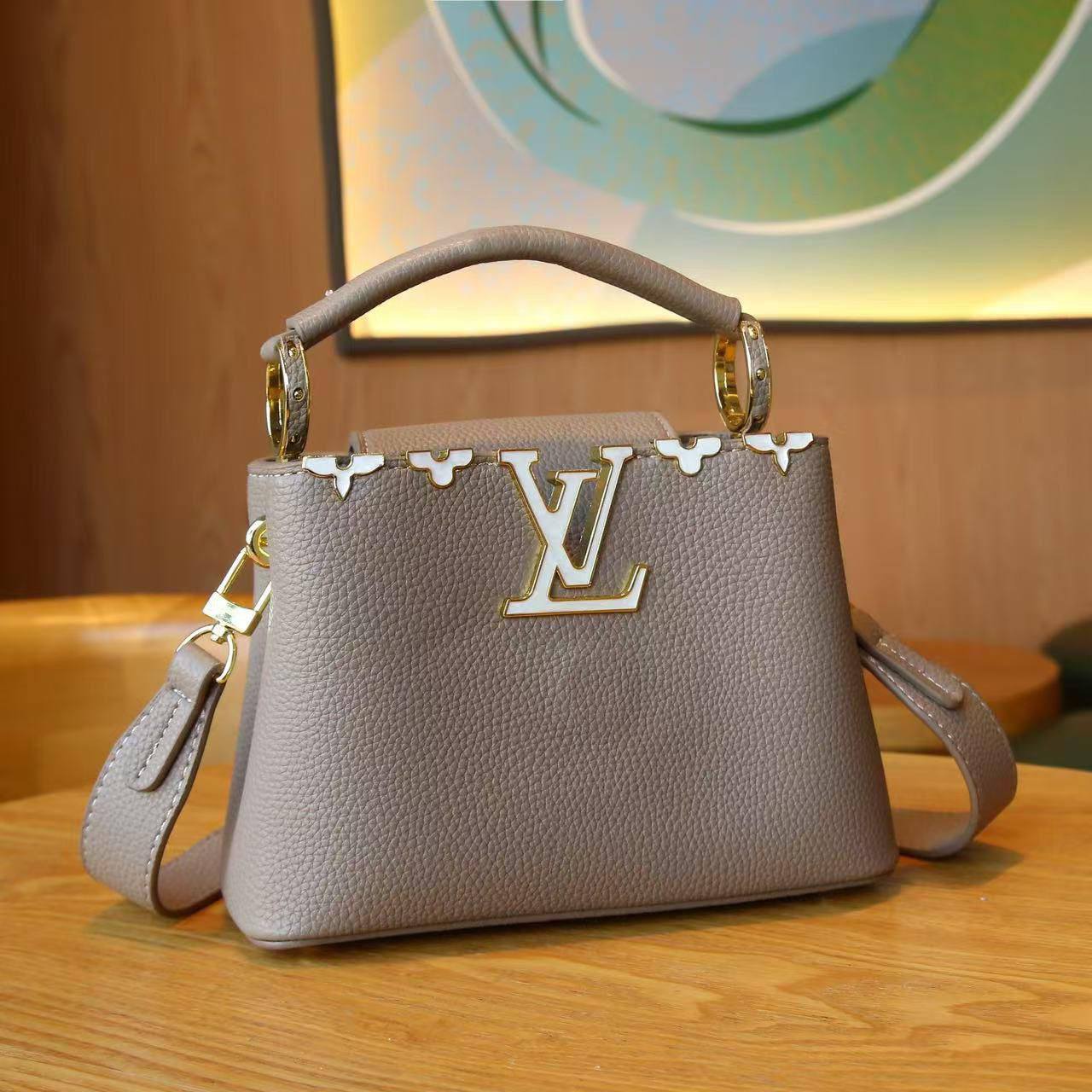 LV
100 dhs🗽
With box 📦
🎁🎁🎁
20 cm
Zain219
♥️♥️♥️