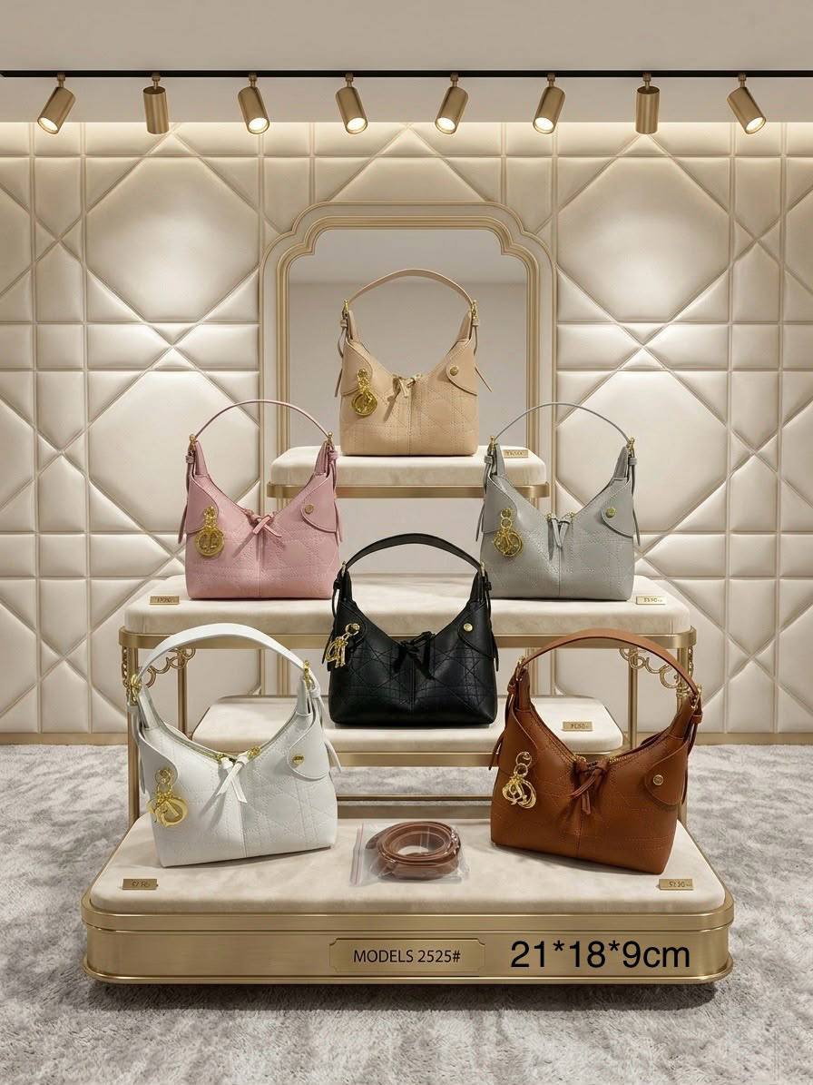 Dior
High quality
With box
🎁🎁🎁
110 dhs✅
Zain50
♥️♥️♥️