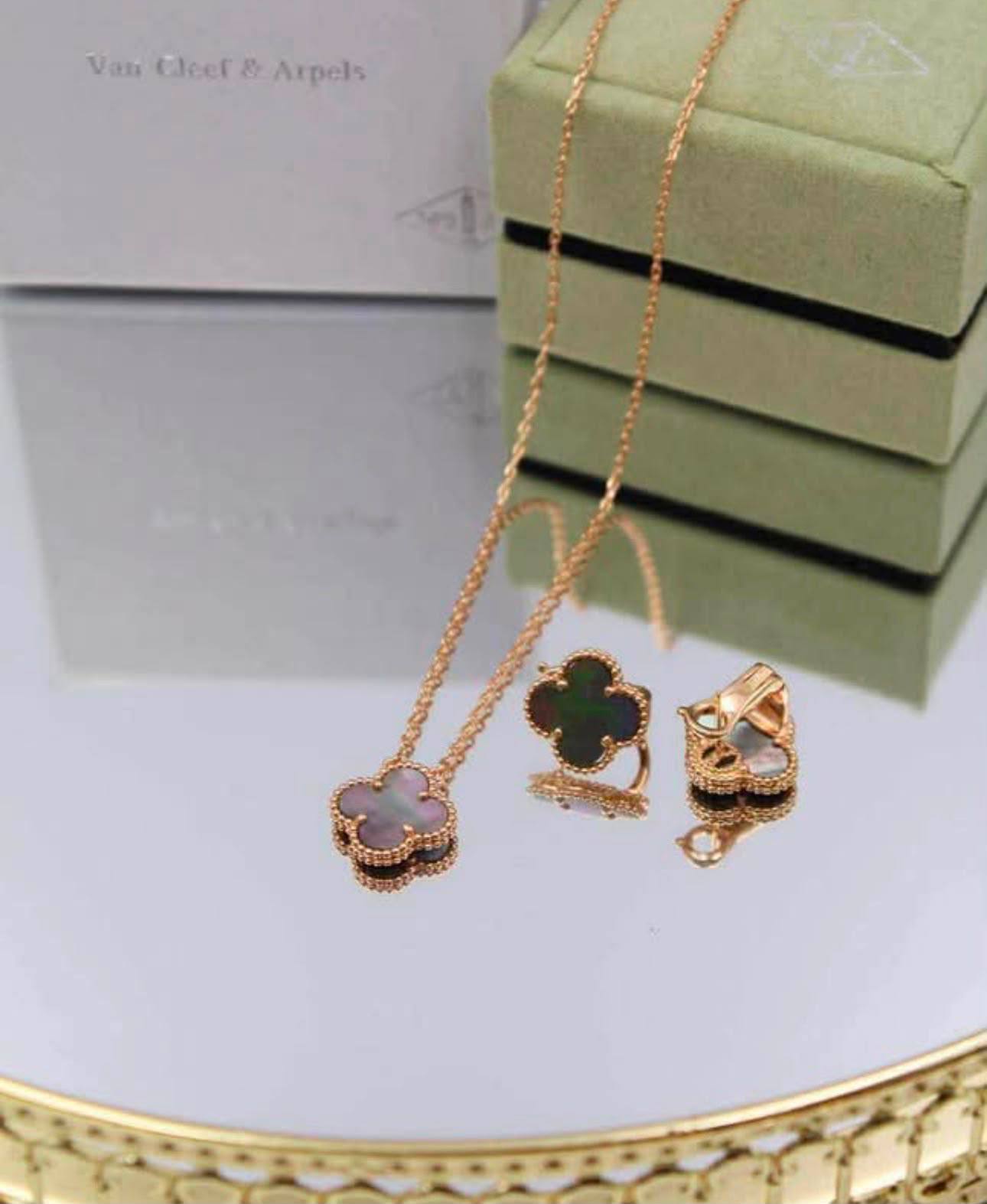 130VCA SET
necklaces 😍
Earring✨
With normal boxes 🗃️
130 dhs✅
With master box 📦
160 dhs✅
Zain216
♥️♥️♥️