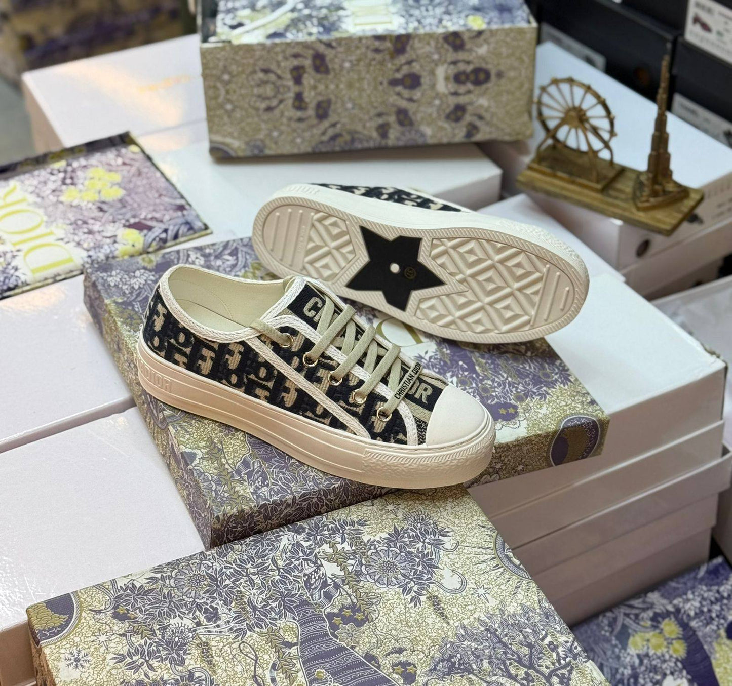 Dior shoes
Size. 36 to 41
130 dhs🪙🌨️
Zain80
♥️♥️♥️