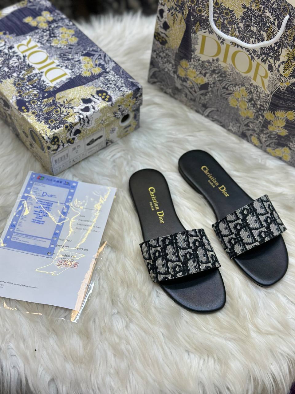 Dior
Size :36 to 42
90 dhs💛
Zain241
♥️♥️♥️