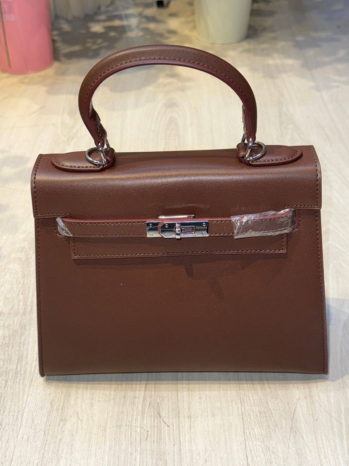 HERMES KELLY
25cm Silver logo
105 dhs❣️
Zain44
♥️♥️♥️