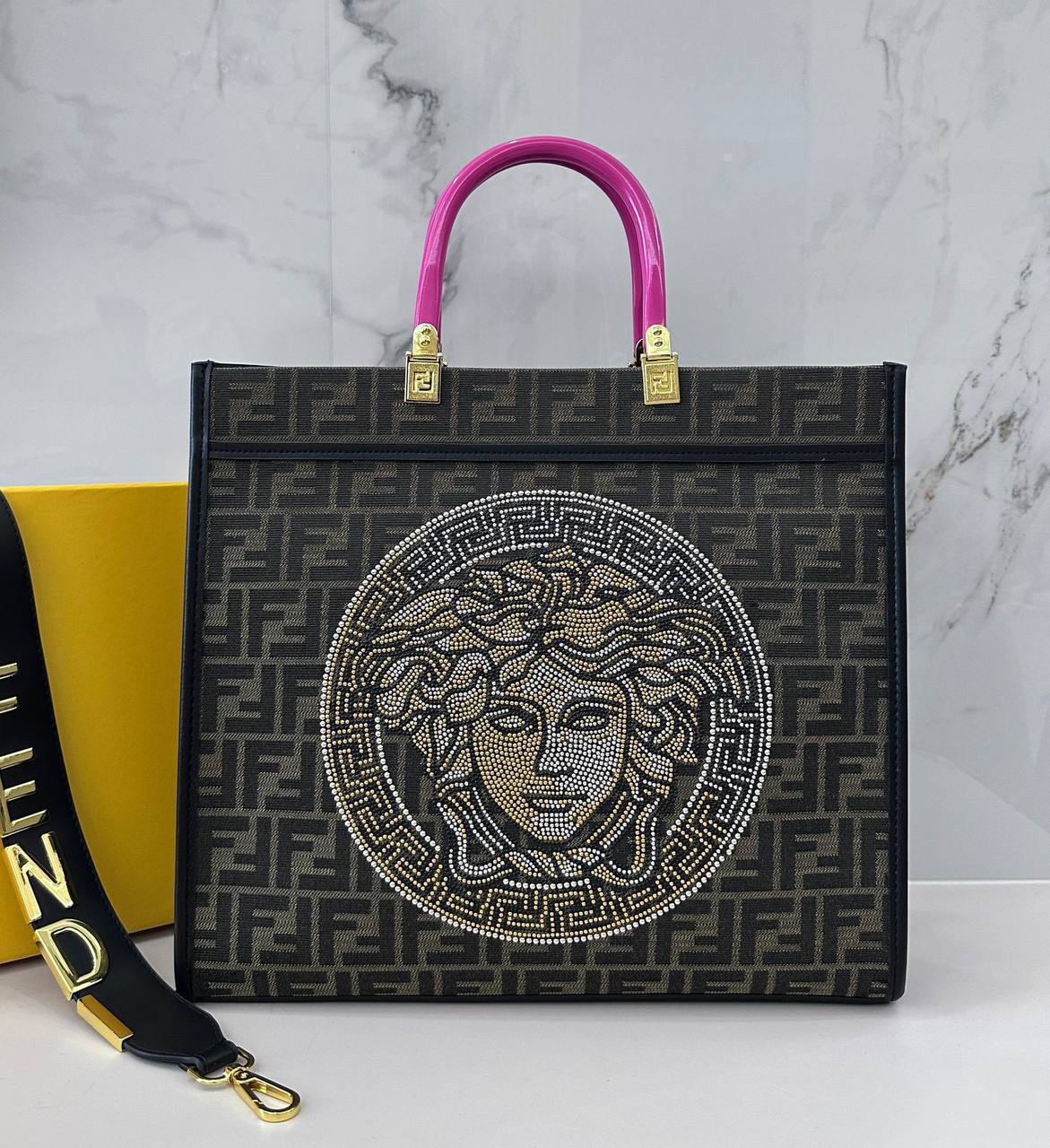 CELINE
GOOD QUALITY
WITH BOX
🎁🎁🎁
110 dhs✅
Zain39
♥️♥️♥️