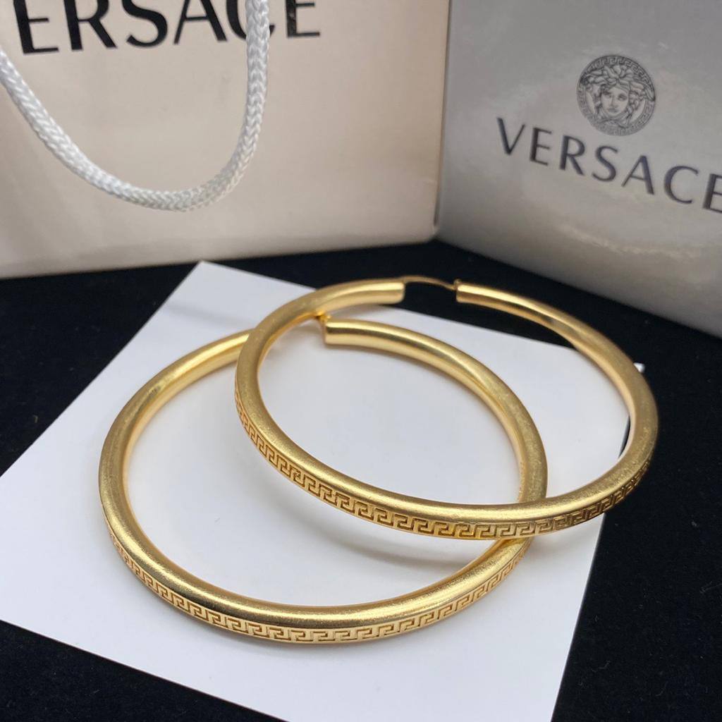 VERSACE EARRING
MASTER
60 DHS✅
WITH BOX AND PAPER BAG🎁🛍️
Zain89
♥️♥️♥️