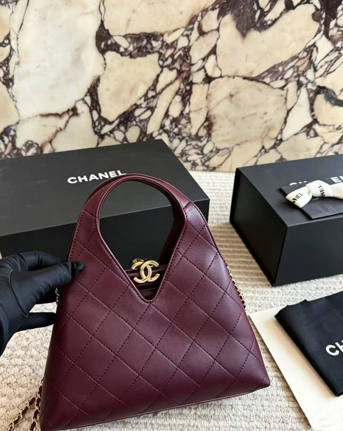 Chanel
130 dhs🇦🇪🇦🇪
size 23×5×25cm
Zain42
♥️♥️♥️