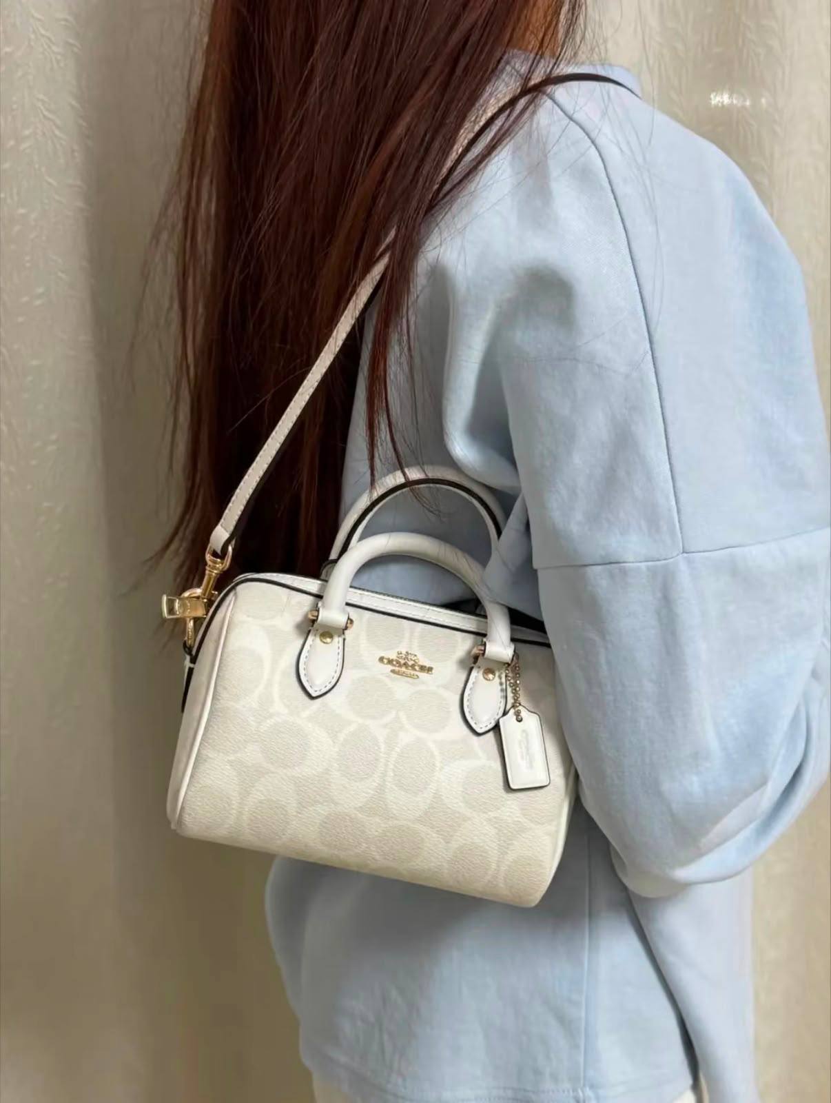 Coach
90 dhs✅
Size:18CM
Good-quality with box
Zain35
♥️♥️♥️