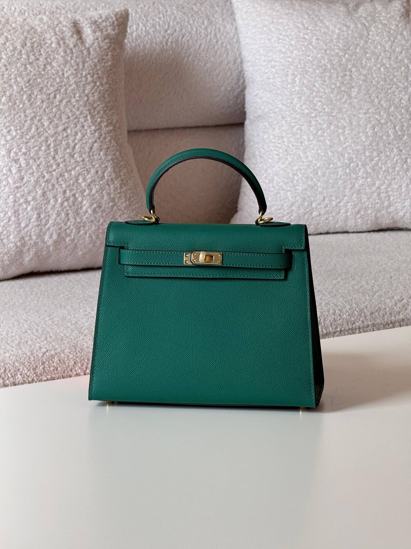 Hermes kelly 25cm💕master quality😍
with box❤️
🎁🎁🎁
380 dhs🪙🌨️
Zain52
♥️♥️♥️