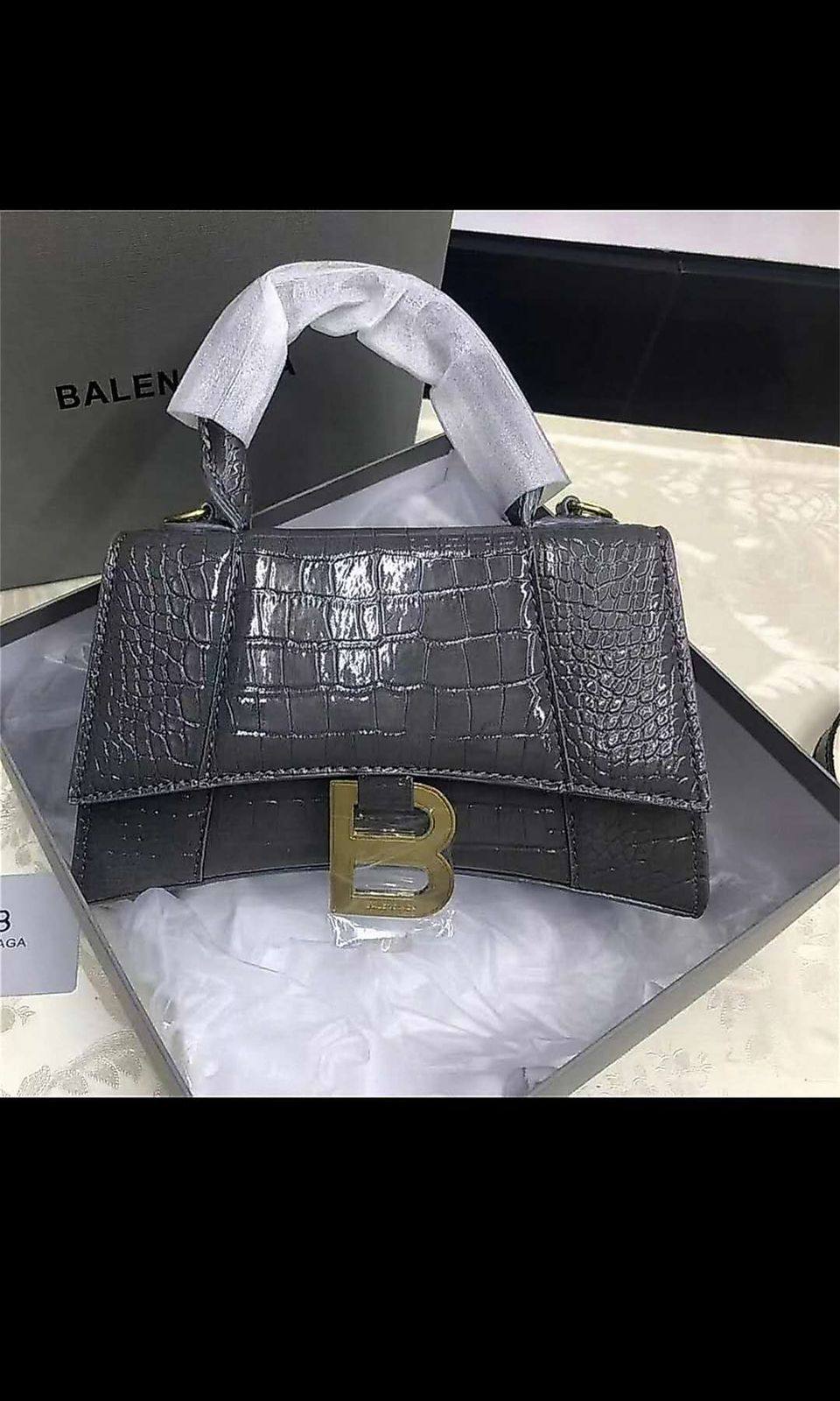 BALENCIAGA
Good Quality
With Box
🎁🎁🎁
110 dhs❣️
Zain250
♥️♥️♥️