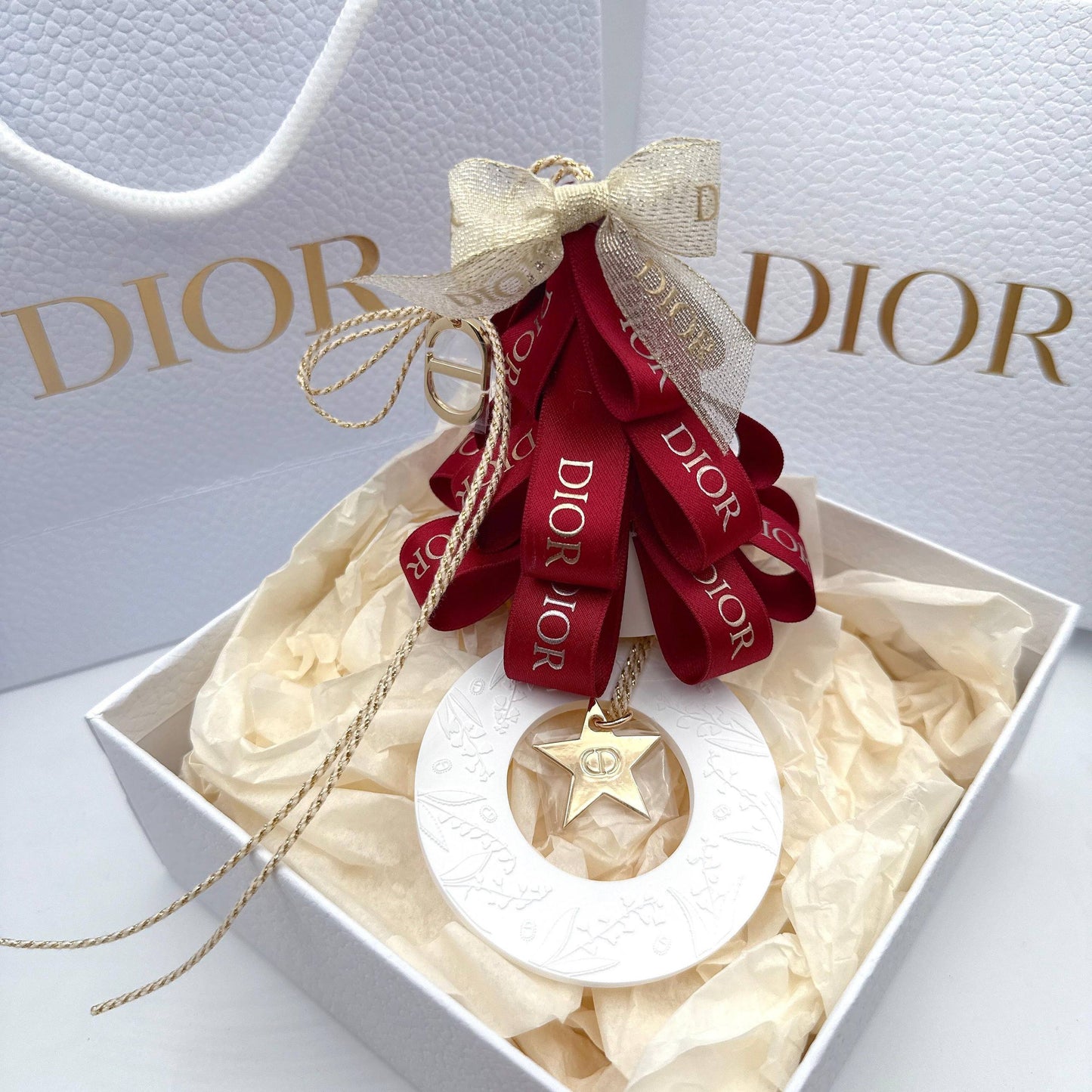 Perfome💥
With box 🗃️
Paper bags 💼
Good quality 💯
55 dhs❣️
Zain273
♥️♥️♥️