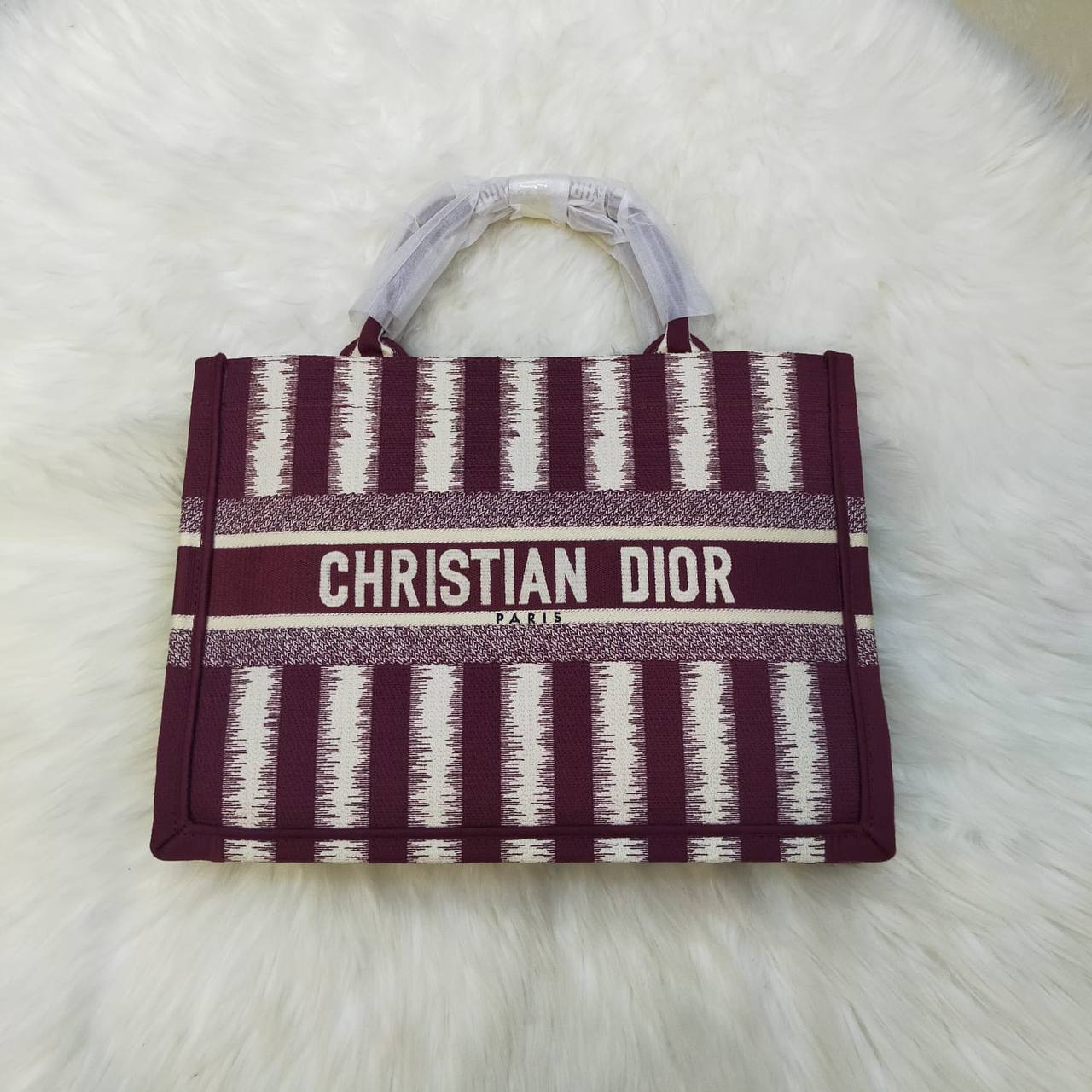 Dior
High quality
135 dhs✅
Size 35cm
Zain235
♥️♥️♥️