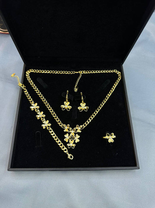 *SET ❤️🔥*
Necklace 🐦🔥
Earring🌸
Bracelet ✨
Ring 💍
good quality 💯
With normal boxes 🗃️
And paper bag 🛍️
55 dhs❣️
Zain216
♥️♥️♥️