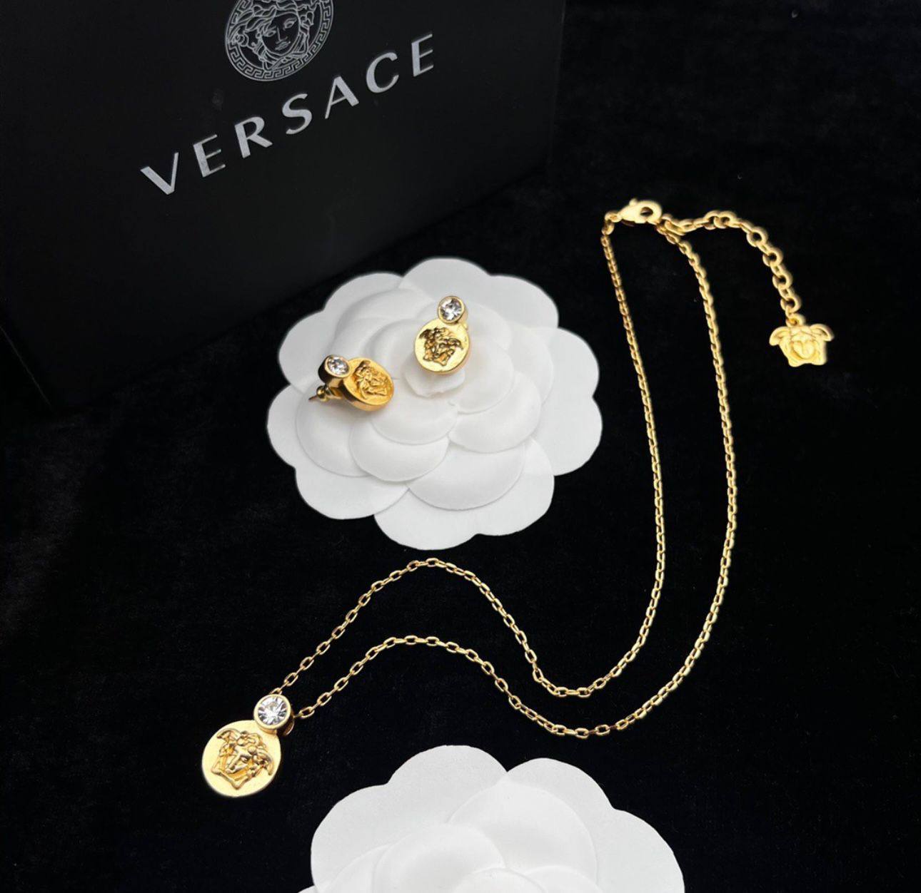 Versace - Chanel
SET✨💫
NECKLACE
EARRING
WITH BOX AND PAPER BAG🛍️🎁
105 DHS👑
Zain89
♥️♥️♥️