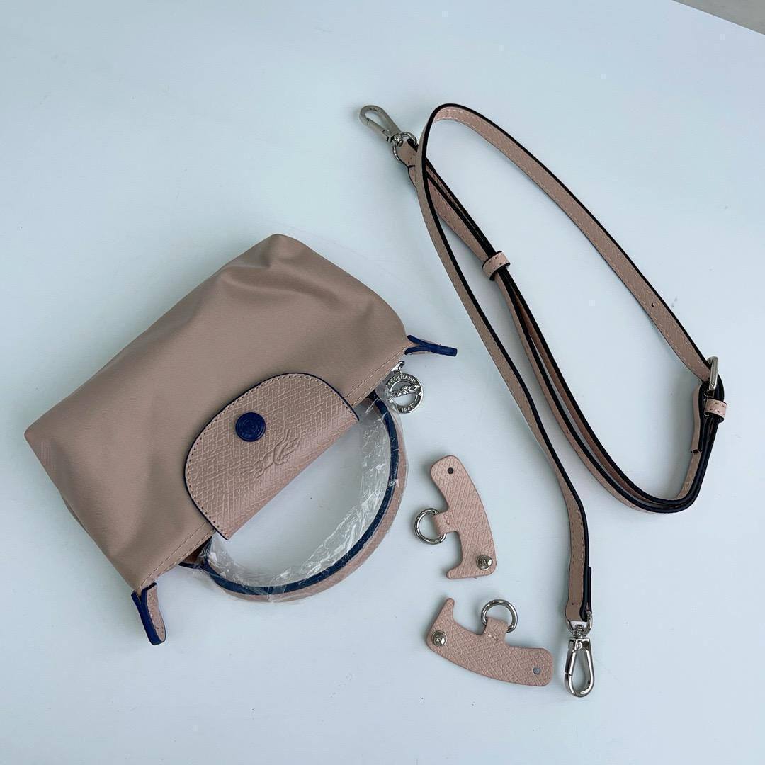 Longchamp
17 cm
60 dhs🇦🇪🇦🇪
Zain17
♥️♥️♥️