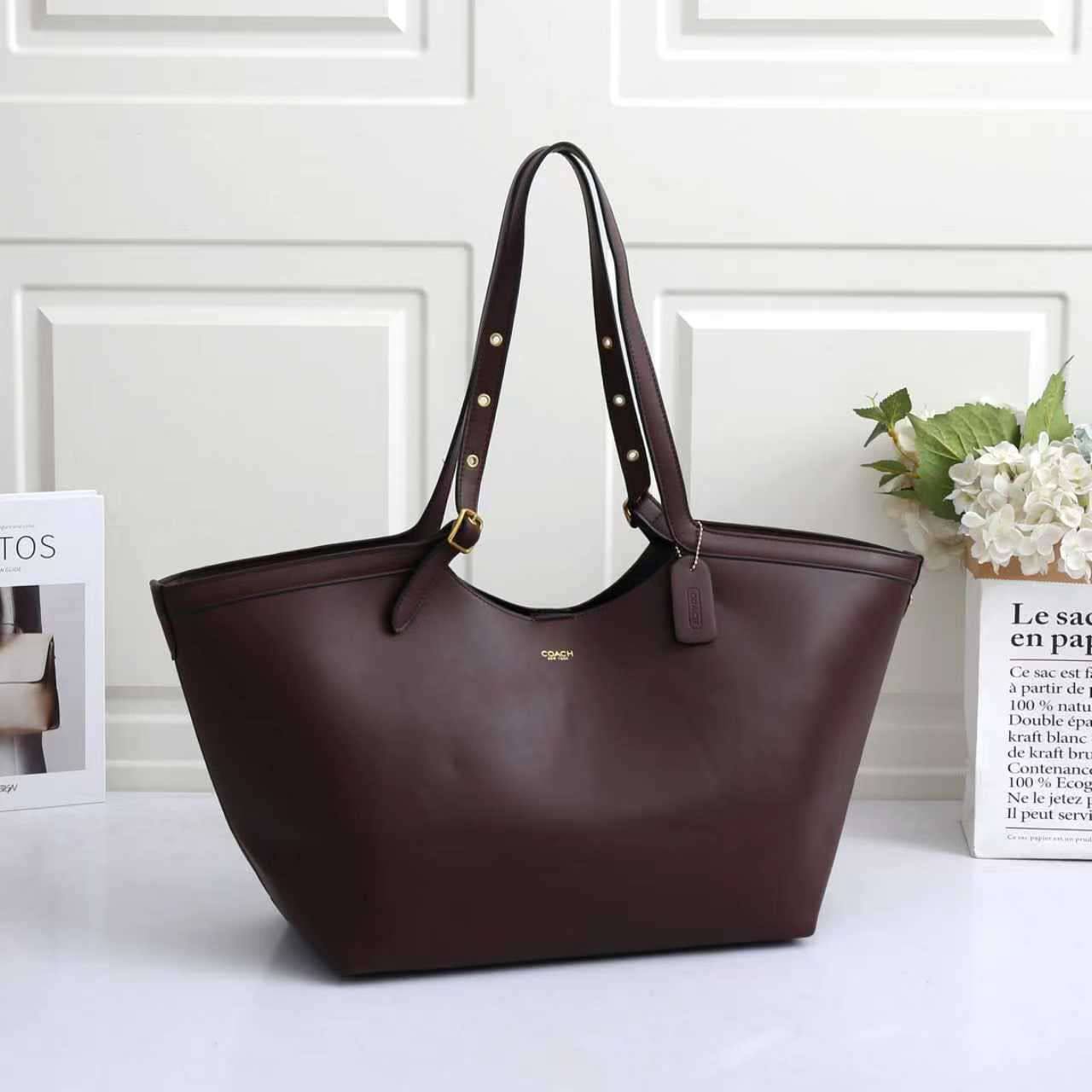 COACH Gramercy tote bag
crafted leather Material
Adjustable shoulder straps
metallic grommet detailing
Size : 34 cm
Without BOX
100 dhs🇦🇪🇦🇪
Zain239
♥️♥️♥️