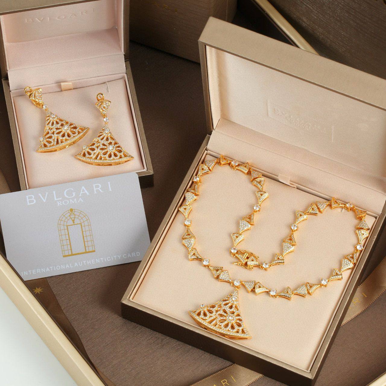 350 dhs🪙🌨️
Bvlgari Master SET
NECKLACE EARRINGS
Zain89
♥️♥️♥️