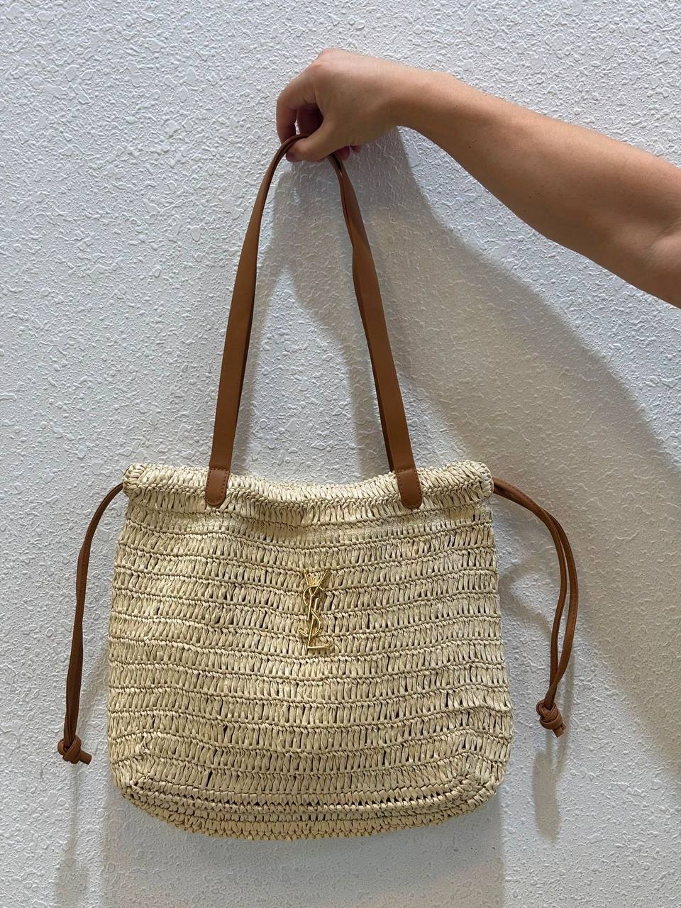 YSL
SIZE ………38CM 🥰
90 dhs✅
Zain244
♥️♥️♥️