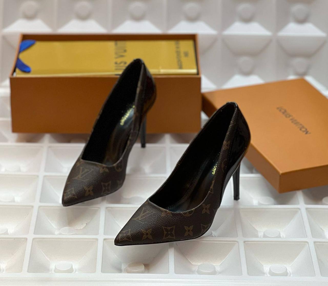 Lv heel
Size . 36.37.39.40.41
100 dhs✅
Zain80
♥️♥️♥️